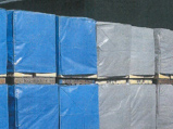 商品を雨や風から保護する箱型のカバー加工